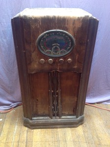 lot 49 image: Vintage True Tone Upright Radio