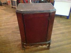 lot 95 image: Vintage Wood Radio Cabinet