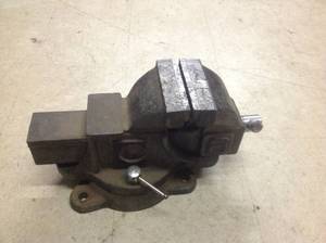 lot 220 image: Large Vise