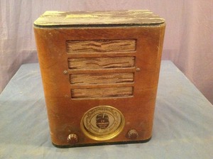 lot 228 image: Vintage Crosley 2V Battery Fiver Radio