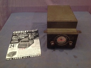 lot 230 image: 1937 Crosley Fiver Roamio Automobile Radio RARE
