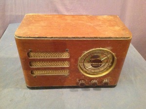 lot 233 image: Vintage Crosley Super 6 Radio