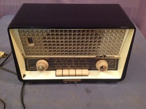 lot 235 image: Vintage Philips Philetta de luxe Radio