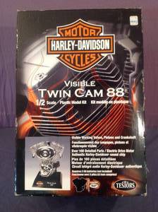 lot 256 image: Harley Davidson Visible Twin Cam 88 Plastic Model Kit