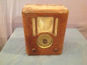 lot 298 image: Vintage Crosley Battery Fiver Radio