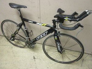 lot 702 image: FELT S32 BICYCLE, W AIRO ULTRALIGHT  AERODYNAMIC ALUMINUM TUBING. SPEED-PLAY PEDALS