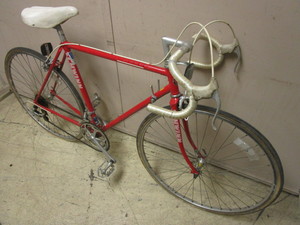 lot 709 image: VINTAGE SCHWINN LE TOUR BICYCLE