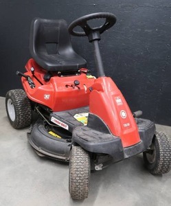 lot 1 image: LAWN MOWER