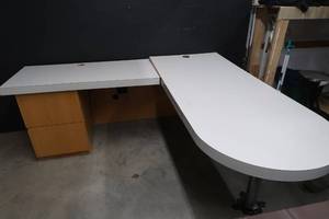 lot 19 image: DESK