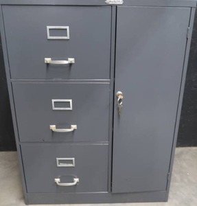 lot 20 image: METAL FILING CABINENT