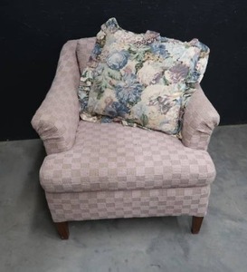 lot 24 image: PINK CHAIR