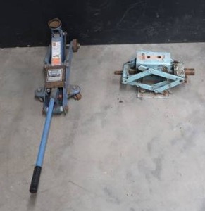 lot 29 image: FLOOR JACKS