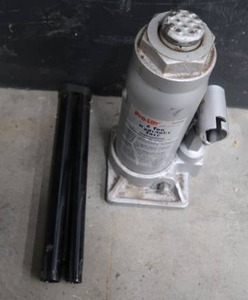 lot 30 image: PRO-LIFT BOTTLE JACK