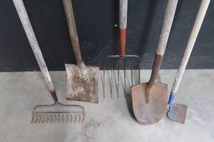 lot 72 image: GARDEN TOOLS