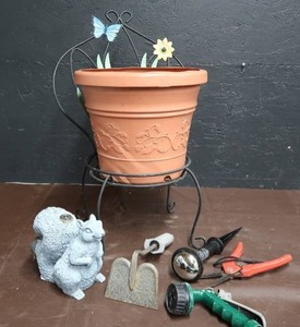 lot 94 image: GARDEN TOOLS
