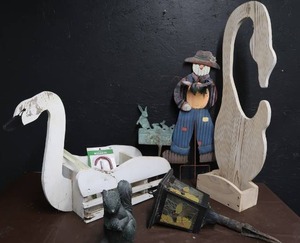 lot 95 image: YARD DECOR