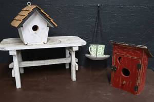 lot 102 image: BIRDHOUSE DECOR