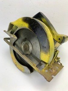 lot 9 image: BlackDecker - Electric Circular Saw