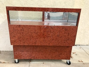 lot 26 image: Lighted Display Case on Wheels