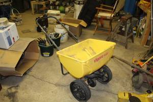 lot 1063 image: Vigoro Spreader 15000