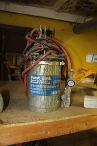 lot 1058 image: Campbell-Hausfeld Paint Tank 2-12 Gallon