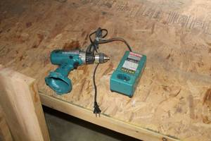 lot 1091 image: Makita 14.4V Cordless Drill 38 6236D  with Charger