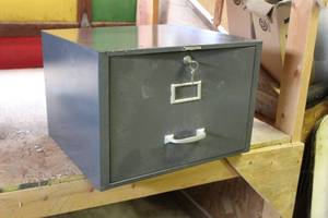 lot 1115 image: Art Steel Company Steelmaster Metal Locking File Cabinet 1-drawer 18-12Wx16Dx12H  with Keys