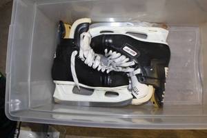 lot 1168 image: Bauer Supreme Custom 2000 Mens Ice Skates Size 9 (new)