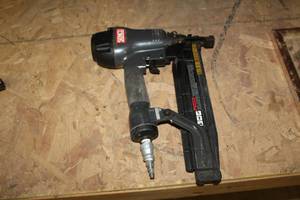 lot 1158 image: Senco Pneumatic Stapler 716 Crown 16GA