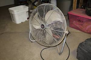 lot 1163 image: Xtreme Garage Floor Fan 3-speed 20D