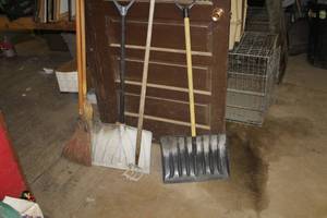 lot 1180 image: Lot of (5) Yard Tools  with Snow Shovels (x2), Brooms (x2), Rake (x1)