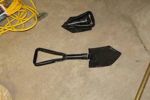 lot 1190 image: Lot of (2) Collapsible Shovels