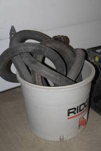 lot 1186 image: Shop Vacuum Hoses (in bin)