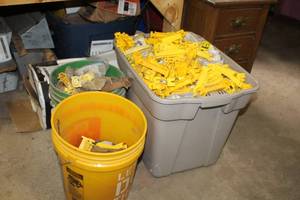 lot 1635 image: Lot of Plastic Electric Fence Connectors
