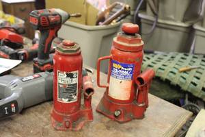 lot 1612 image: Lot of (2) Bottle Jacks 12 Ton, 6 Ton