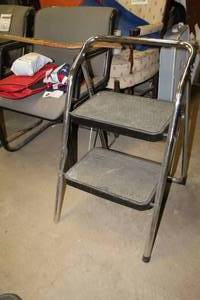 lot 1639 image: Utility Step Ladder 2-step 18Wx20Dx29H