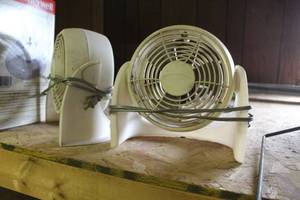 lot 1655 image: Lot of (2) Duracraft Personal Desk Fans 8H