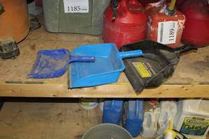 lot 1652 image: Lot of (3) Plastic Dust Pans