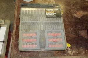 lot 1620 image: Husky Ratcheting Screwdriver Set 110-piece