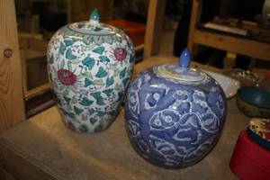 lot 1697 image: Lot of (2) Ceramic Urns