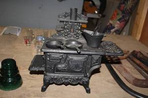 lot 1718 image: Cast Iron Stove Table Dcor 13Lx6Wx 11-12H