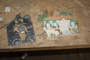 lot 1763 image: Lot of (2) Metal,Ceramic Wall Dcor  with Barn Yard, Palm Tree Villa