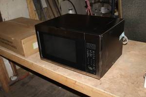 lot 1752 image: Microwave Oven UMC5165AS0 (new in box)  with Trim Kit