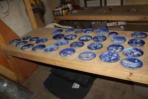 lot 1740 image: Lot of (40) Collectors Decorative Blue Plates (in plastic bin)