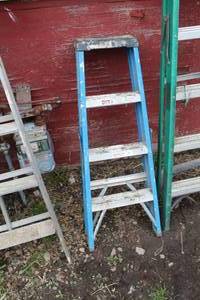 lot 1769 image: Fiberglass Step Ladder Blue 4H