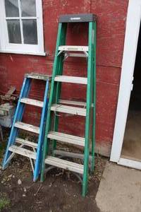 lot 1770 image: Fiberglass Step Ladder Green 6H