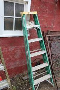 lot 1772 image: Fiberglass Step Ladder Green 6H
