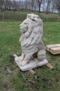 lot 1004 image: Concrete Lion Statue 38Lx24Wx59H