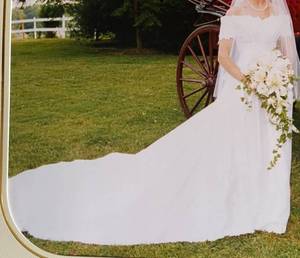 lot 1124 image: Wedding Dress (in box)