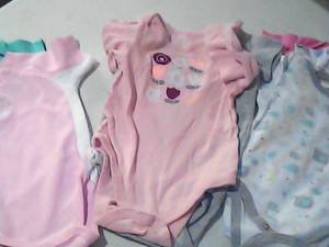 7 onesies size 9 mnths, Newlike ne...